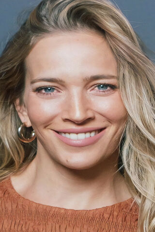 Radiant Charm: The Allure of Luisana Lopilato