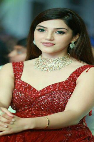 Elegance in Red: A Glamorous Evening