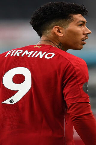 The Dynamic Striker: Roberto Firmino in Action ⚽️🔥