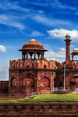 Majestic Red Fort: A Glimpse into History 🏰✨