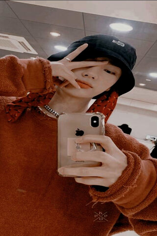 Charming Vibes: Skz Hyunjin's Selfie Moment 📸✨