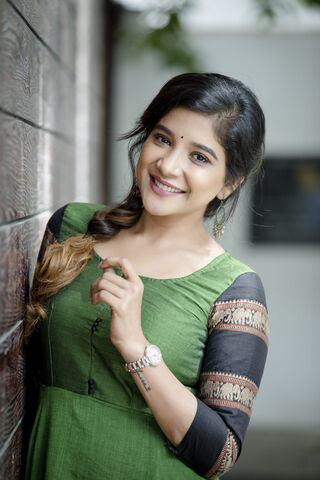Sakshi Agrawal: A Glimpse of Grace and Charm 🌟