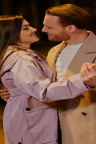 A Moment of Love: Sen Cal Kapimi