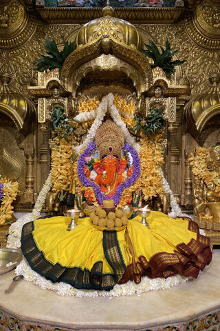 Divine Blessings at Siddhivinayak Temple 🌺🙏
