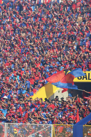 The Passion of Turba Roja: A Sea of Red and Blue 🌊❤️💙