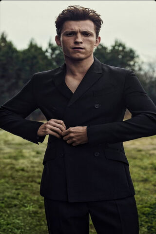 Tom Holland: A Stylish Stroll into the Spotlight 🌟