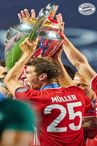 Triumphant Glory: Thomas Müller Lifts the Trophy! 🏆🎉