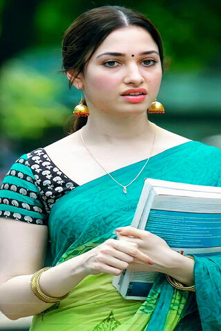 Elegance in Tradition: Tamanna Bhatia's Graceful Look