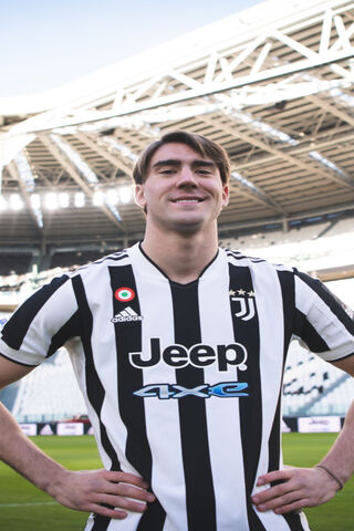 Vlahovic: The Rising Star of Juventus ⚽✨