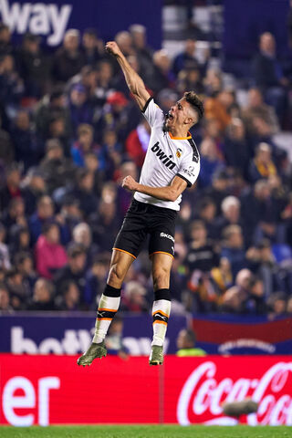 Valencia CF: Soaring to Victory! ⚽️✨