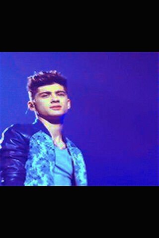 Zayn Malik: A Blue Moment on Stage 🌟
