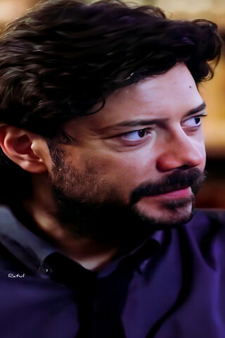 Behind the Scenes with Alvaro Morte: The Man Behind the Mask 🎭