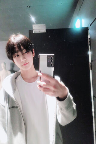 Reflections of a Star: Enhypen's Charisma ✨