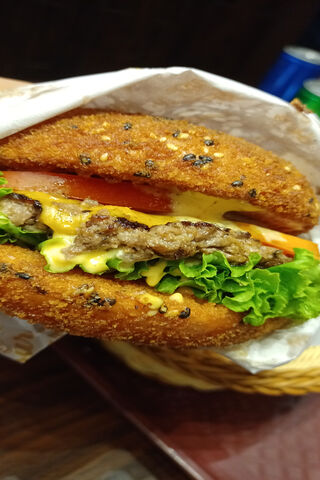 Crunchy Delight: The Ultimate Burger Experience 🍔✨