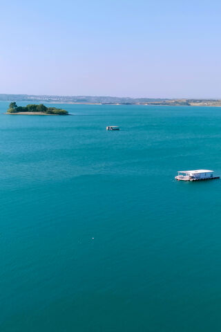 Tranquil Waters: A Serene Lake View 🌊🏞️