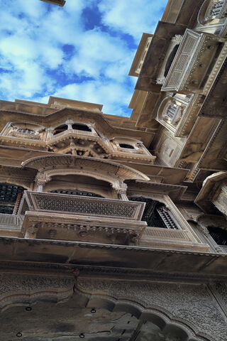 Majestic Haveli: A Glimpse into Timeless Elegance 🕌✨