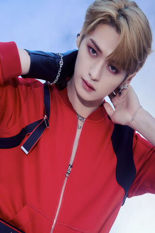 Lee Know: The Charismatic Performer 🌟