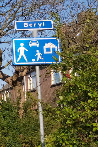 Beryl's Playful Pathway 🚶 ️⚽🏡