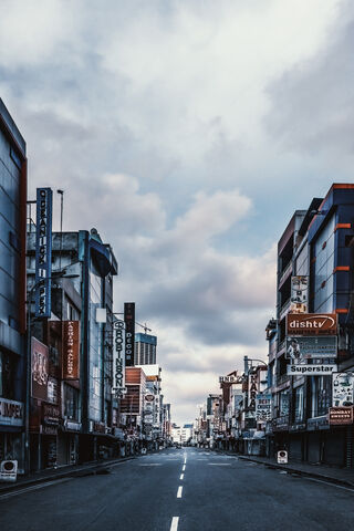 Colombo's Quiet Streets: A City in Pause