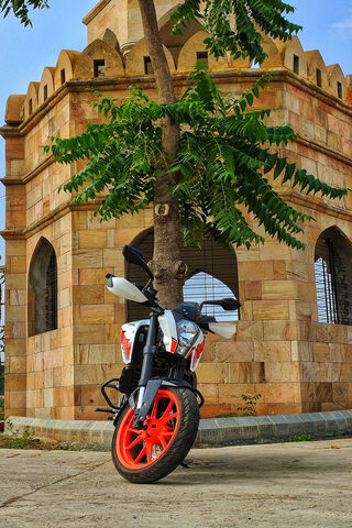 Duke 200: The Urban Beast 🏍️🌆