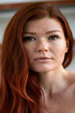 Radiant Reflections: The Essence of Mia Sollis Miastune