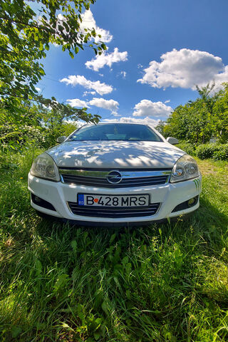 Opel Astra H OPC: The Sporty Companion 🚗💨