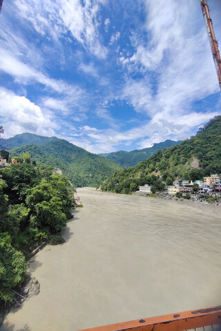 Serenity by the Ganges: A Glimpse of Rishikesh 🌊🏞️