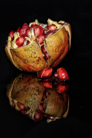 Pomegranate Power: The Burst of Flavor! 🍽️✨