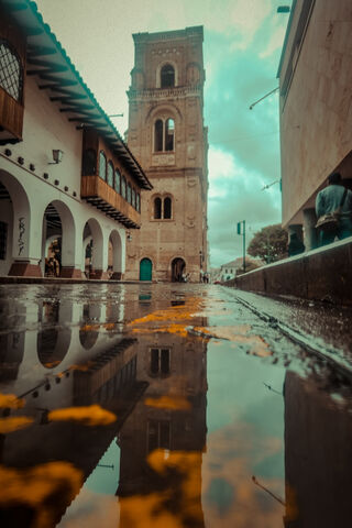 Reflections of Cuenca: A Rainy Day Charm 🌧️✨