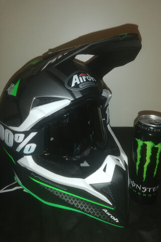 Unleash the Beast: Casco Airoh Monster Helmet 🏍️💚