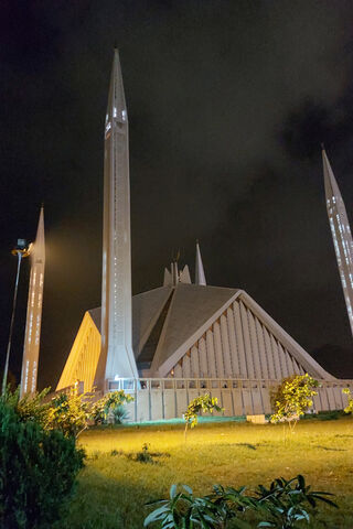 Faisal Masjid: A Nighttime Marvel of Islamabad 🌙✨