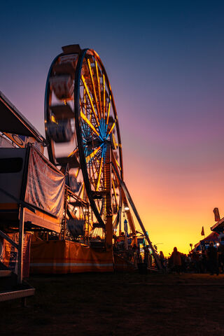 Twilight Whirl: The Magic of the Ferris Wheel 🎡✨