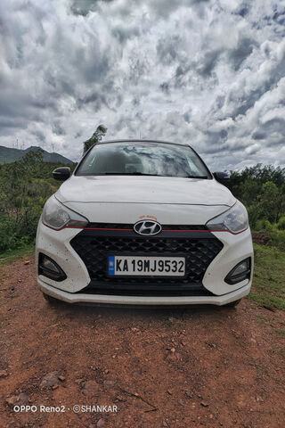 Hyundai I20: The Stylish Hatchback on the Move! 🚗✨