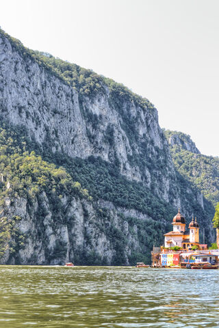 Mystical Mraconia: A Hidden Gem of Romania 🌊🏞️
