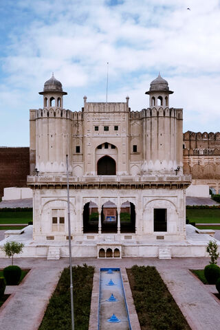 Majestic Shahi Fort: A Glimpse into Lahore's Rich History 🏰✨