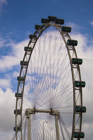 Soaring High: The Iconic Singapore Flyer 🎡✨
