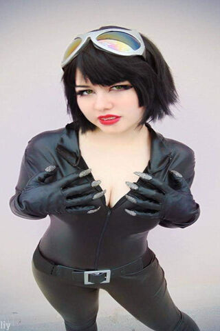 Feline Femme Fatale: Catwoman Unleashed 🐾✨