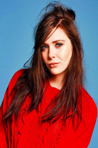 Charming Elegance: A Portrait of Elizabeth Olsen 🌟