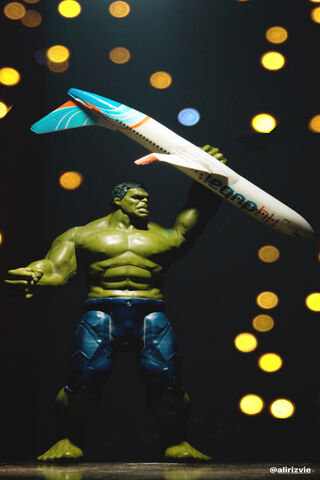 Hulk's Epic Showdown: The Sky's the Limit! 🌌💪