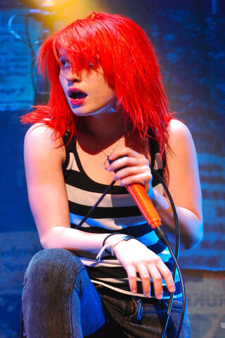 Vibrant Energy: The Stage Presence of Hayley Williams 🎤🔥