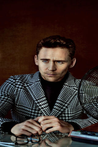 Charming Elegance: A Glimpse of Tom Hiddleston