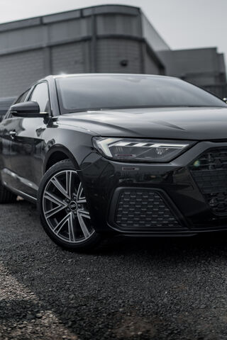 Braw Stark: The Bold Beauty on Wheels 🚗✨