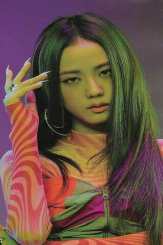 Jisoo's Vibrant Eleganc..