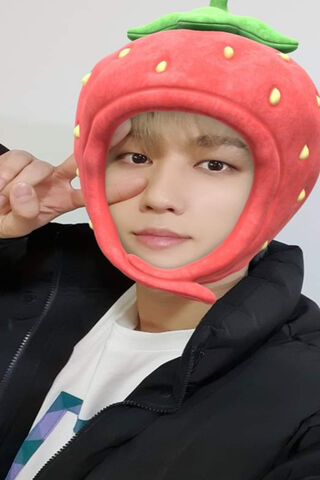 ChangBin's Berry Sweet Selfie 🍓✨