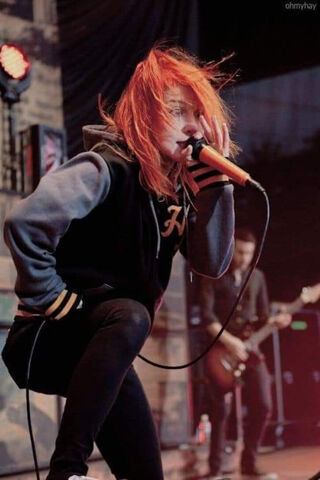 Fiery Performance: Hayley Williams in Action! 🎤🔥