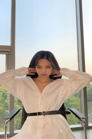 Chic Elegance: Jennie's Style Moment