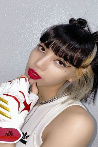 Lisa's Bold Style: A Fashion Icon in the Spotlight 🌟