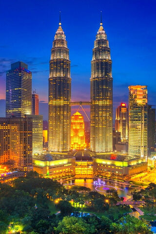 Twilight Splendor: The Heart of Kuala Lumpur 🌆✨