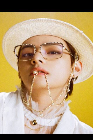 V's Dazzling Charm: A Fashion Icon 🌟