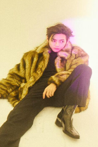 Taehyung: The Epitome of Chic Elegance ✨